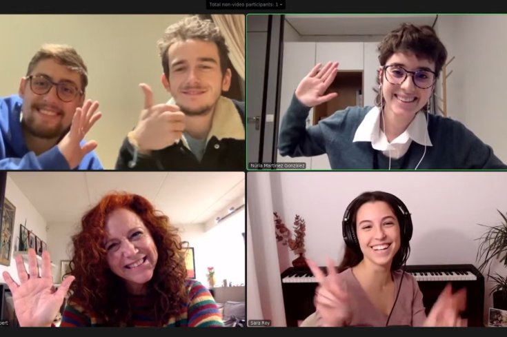 The Tyets, Dàmaris Gelabert i Sara Roy, moderats per la periodista Núria Martínez a la primera taula rodona del Musicom 2021.